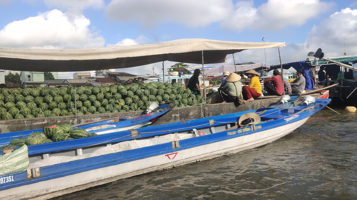 Bateau vendant des pastèques